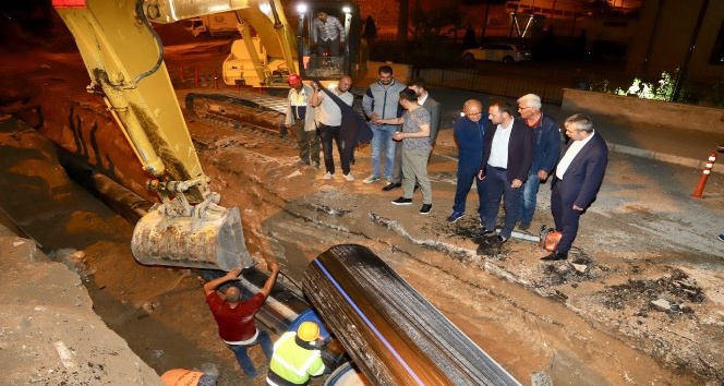 Belediye Başkanı Arı ve belediye ekipleri gece mesaisinde