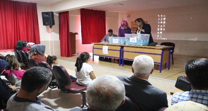 Aksaray’da 1. sınıf öğrencilerinin öğretmeni noter huzurunda çekilişle belirlendi