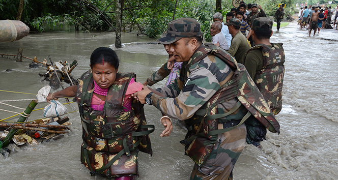 Hindistan&#039;da 2 eyaletteki sel ve heyelanlarda 40 kişi öldü