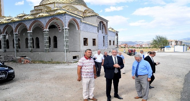Isparta Belediyesi’nden Tabakhane Camii’ne çevre düzenlemesi