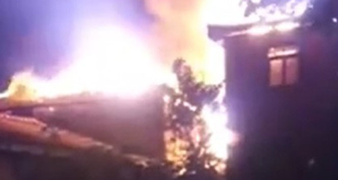 Bolu’da 2 ev alev alev yandı