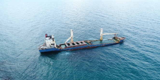 Şile'de karaya oturan geminin son hali havadan görüntülendi