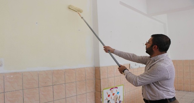 Belediye başkanı gençlerle birlikte okul boyuyor