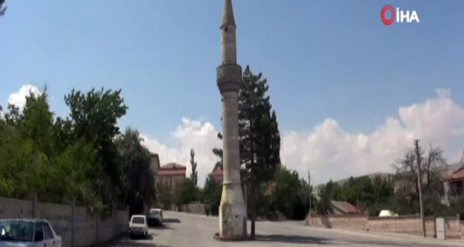 Aksaray’da yol ortasında kalan camisiz minare şaşırtıyor