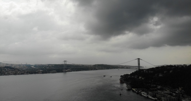 İstanbul&#039;da gökyüzünü kaplayan kara bulutlar havadan görüntülendi