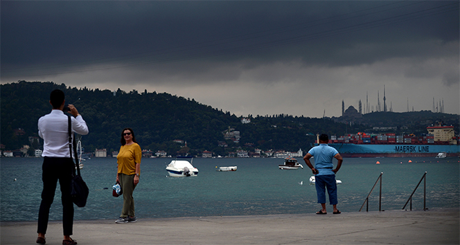 İstanbul Boğazı&#039;nı saran kara bulutlar fotoğraf karelerine yansıdı