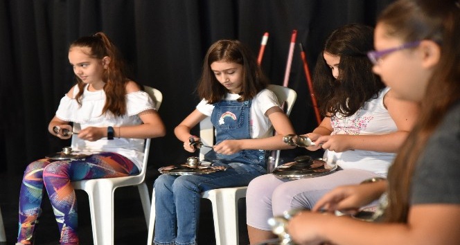 Bardak, damacana, temizlik sopası ile konser verecekler