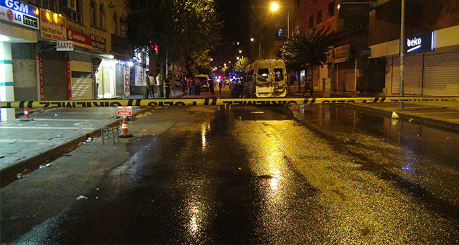 Diyarbakır’da terör yandaşları yolcu minibüsünü ateşe verdi
