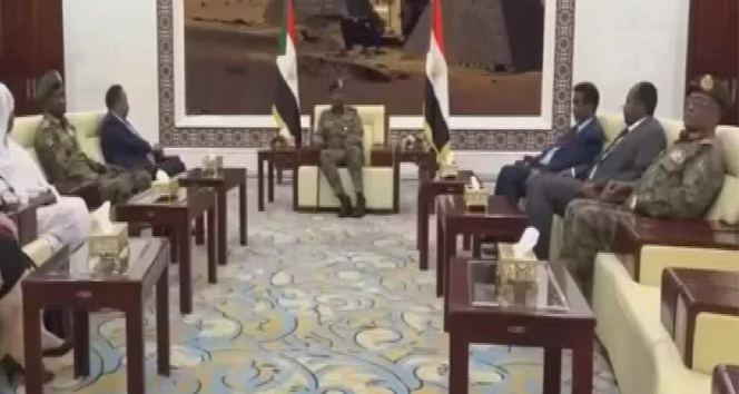 Sudan&#039;da Abdullah Hamadok geçiş dönemi başbakanı olarak yemin etti