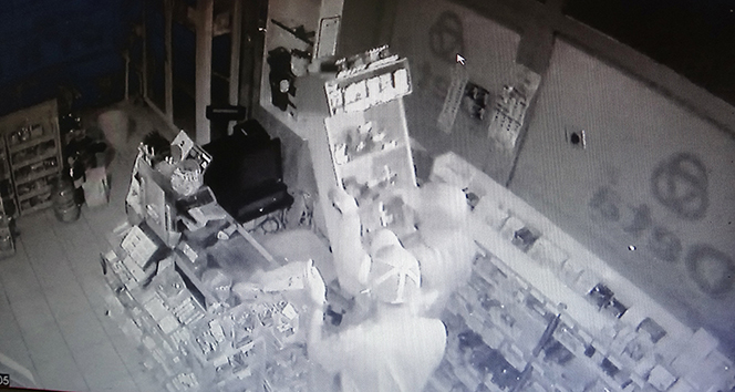Pendik’te hırsızların kapı kilidini kırıp marketten sigara çaldığı anlar kamerada