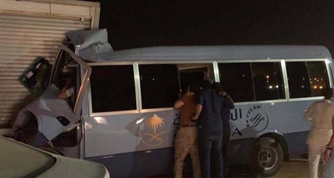 Suudi Arabistan&#039;da hostesleri taşıyan minibüs kaza yaptı: 1 ölü, 11 yaralı