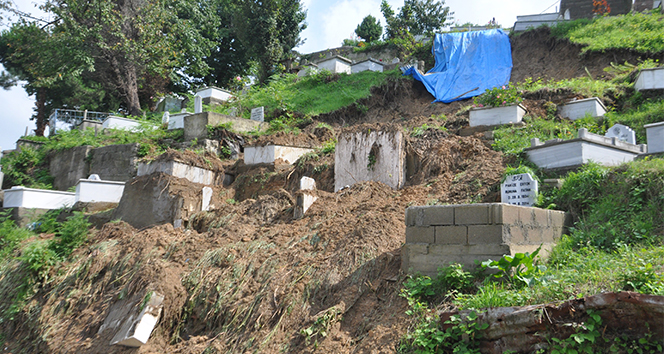 Zonguldak&#039;ta heyelan oldu, mezarlar zarar gördü