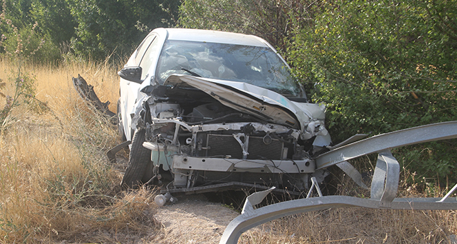 Elazığ’da otomobil direğe çarptı: 1’i çocuk 3 yaralı