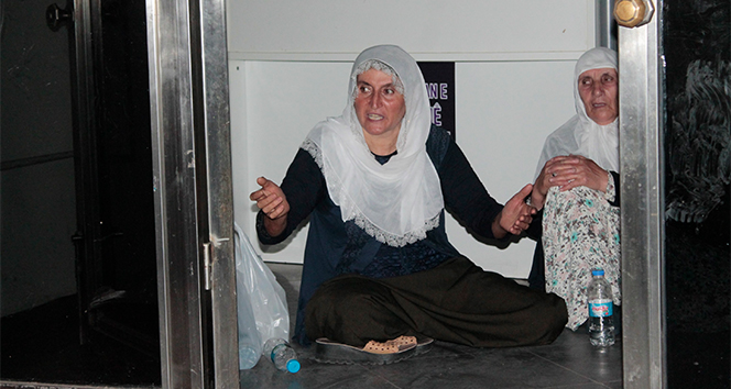 Oğlunun HDP&#039;liler tarafından kaçırıldığını öne süren anne, HDP İl Binası&#039;nda oturma eylemi başlattı