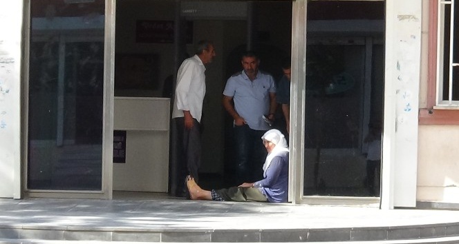 Oğlunun dağa kaçırıldığını savunan anne, geceyi HDP il binası önünde geçirdi