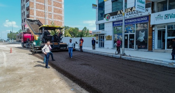 Mustafa Parmaksız caddesinde sıcak asfalt serimi öncesi hazırlıklar yapılıyor