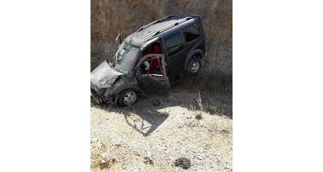 Direksiyon hakimiyetini kaybeden araç şarampole yuvarlandı: 2 yaralı