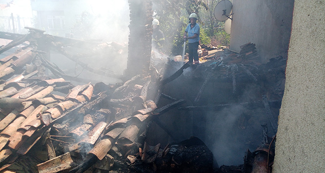 Kıbrıs Gazisi&#039;nin evi alev alev yandı