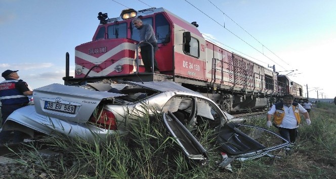 Sivas’ta lokomotif ile otomobil çarpıştı: 1 ölü, 2 yaralı
