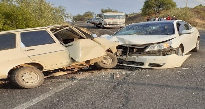 Besni’de 2 otomobil çarpıştı