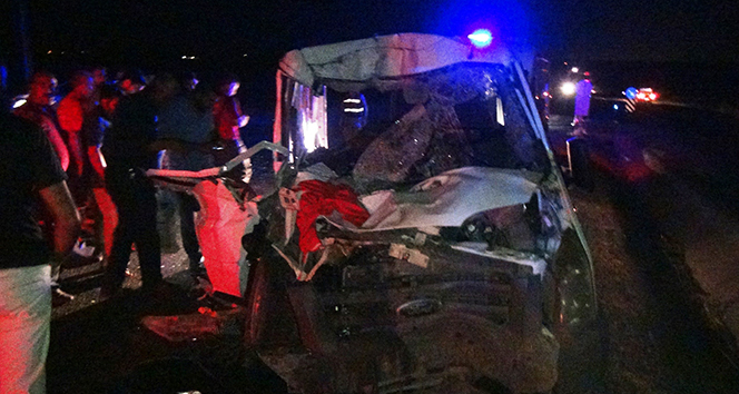 Minibüs ile kamyon çarpıştı:4 ağır 3’ü çocuk 8 yaralı