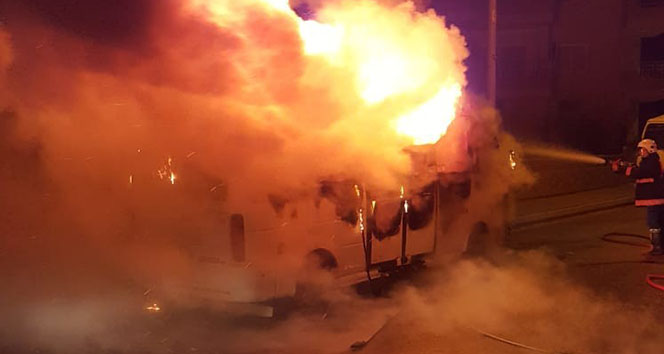 Mersin&#039;de park halindeki yolcu minibüsü alev alev yandı