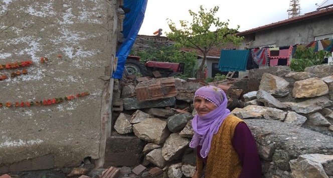 Sağanak yağış 80 yaşındaki ninenin evini vurdu