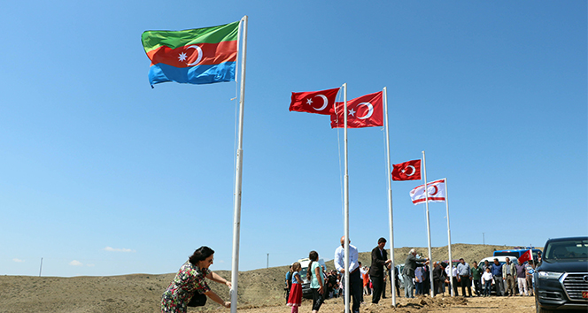 Köylerinin en yüksek tepesine Türk, KKTC ve Azerbaycan bayrağı diktiler