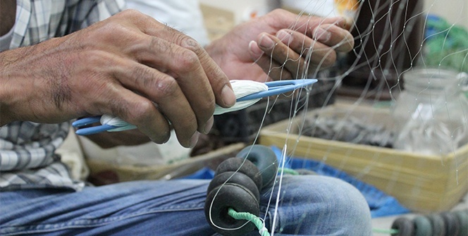 25 yıldır eliyle balık ağı örüyor