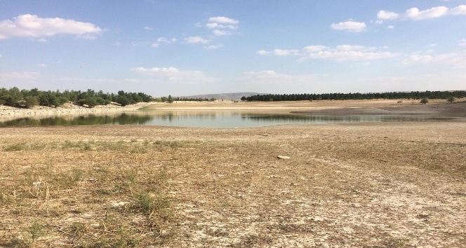 Günyüzü’nde kuraklık nedeniyle sulama göletleri kuruyor