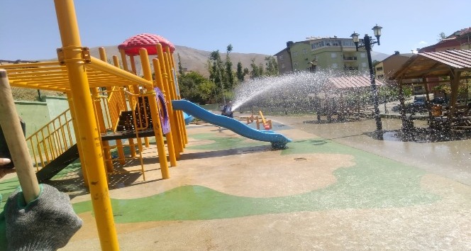 15 Temmuz parkı tazyikli suyla yıkandı