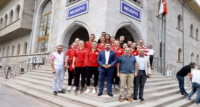 Nevşehir Belediyesi voleybol takımı, Başkan Arı’yı ziyaret etti
