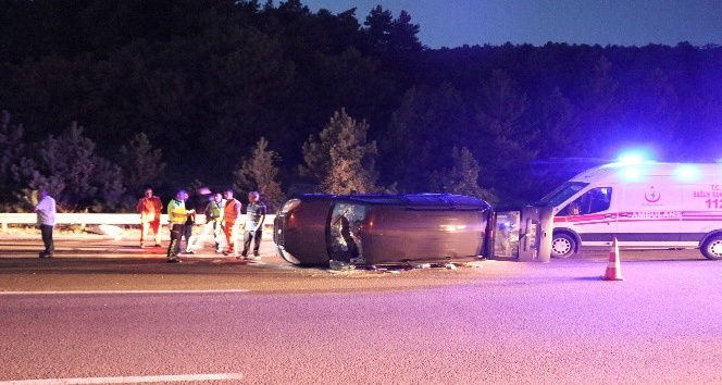 TEM Otoyolu’nda devrilen araç tankere çarptı: 6 yaralı