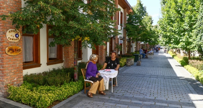 Sanatını yapmak isteyen bu sokağa koşuyor