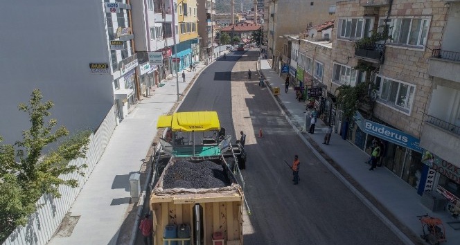Mustafa Parmaksız caddesinde sıcak asfalt serimine başlandı