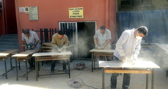 Siirt’te öğretmenler hem boyacı hem mobilyacı oldu