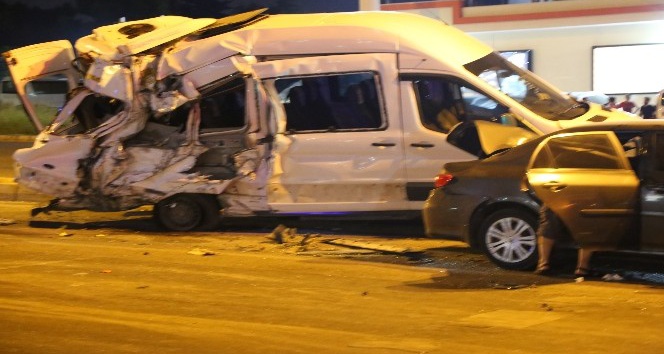Hatay’da freni patlayan kamyon 12 araca çarptı: 2 çocuk 13 kişi yaralandı