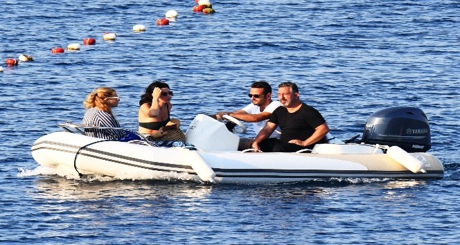 Cem Yılmaz ve Defne Samyeli’nin deniz keyfi