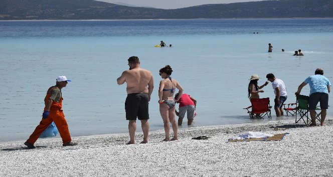 Salda Gölü’nde 3 römork çöp toplandı