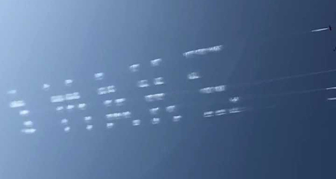 Cumhurbaşkanı Erdoğan’ın katıldığı fuarda Rus pilotlardan gösteri uçuşu