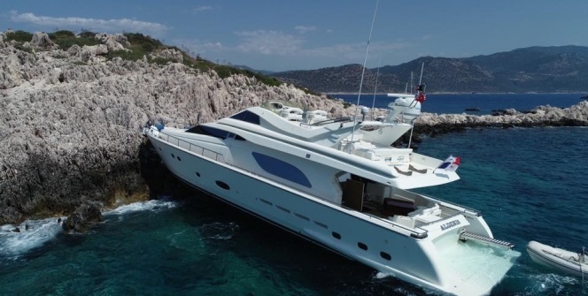 850 bin euro değerinde! Lüks tekne kayalıklara çarptı