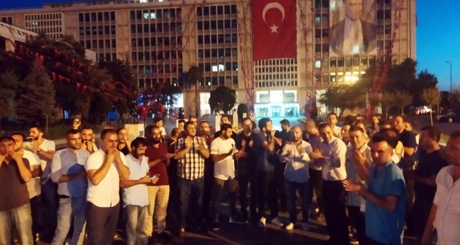 İşten çıkartılan İBB çalışanlarının Saraçhane’deki eylemleri sürüyor