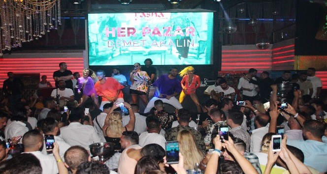 Demet Akalın Bodrum’da güneş gözlükleriyle sahne aldı