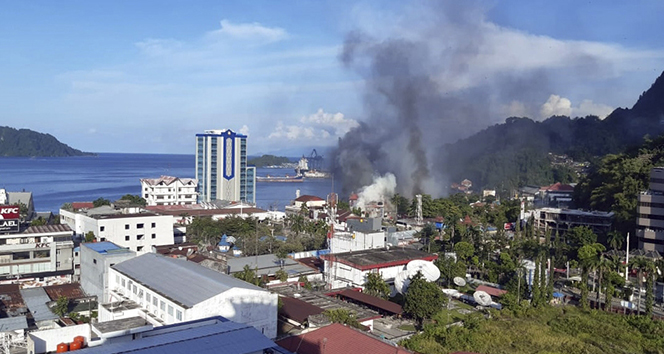 Endonezya&#039;da göstericiler binaları ateşe verdi