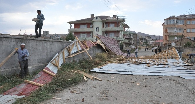 Yüksekova’da fırtına çatıları uçurdu