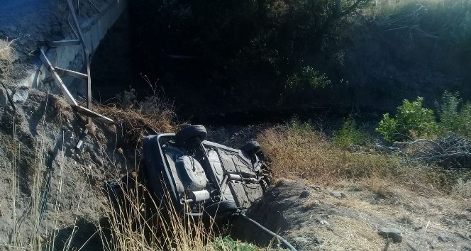 İzmir ‘de Otomobil Köprüden Uçtu: 2 Yaralı