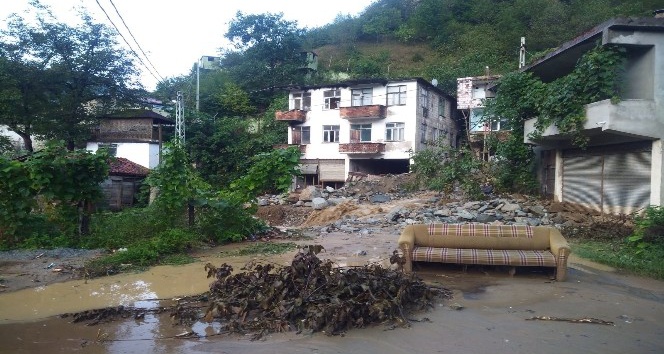 Trabzon’da şiddetli yağış hasara yol açtı