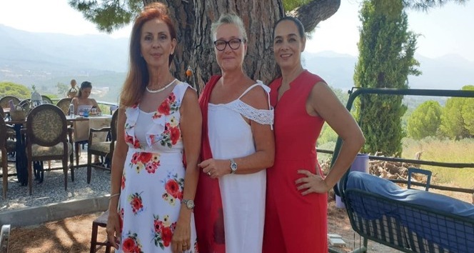 Üç Avrupa Güzeli, 34 yıl sonra Kuşadası’nda bir araya geldi, kadın hakları için açıklama yaptı