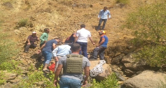 Kayalıklarda mahsur kalan şahıs, ekipler tarafından kurtarıldı