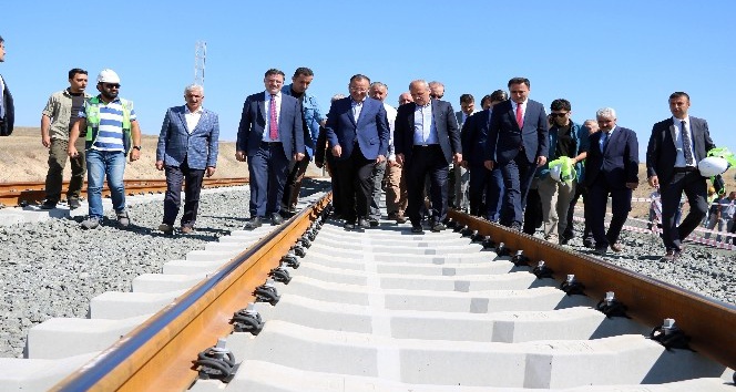 Bakan Turhan: “Ankara-Sivas Yüksek Hızlı Tren hattında test sürüşleri yıl sonu başlayacak”